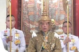 Raja Maha Vajiralongkorn Dimahkotai Mahkota 7.3kg Dalam Upacara Penobatan