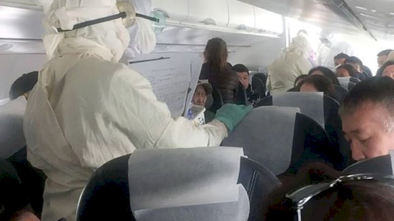 Para medis melakukan pemeriksaan di pesawat