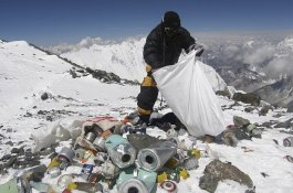 Tiga Ton Sampah Dikumpulkan dari Gunung Everest