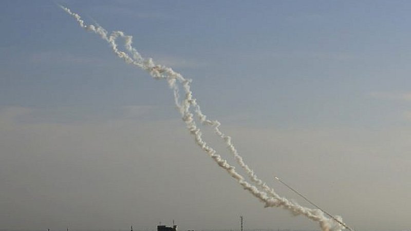Roket Palestina menembak ke arah wilayah Israel dari Jalur Gaza, Sabtu, 4 Mei 2019. (AP)