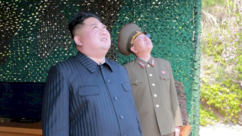 Kim Jong Un menyaksikan tes peluncuran rudal