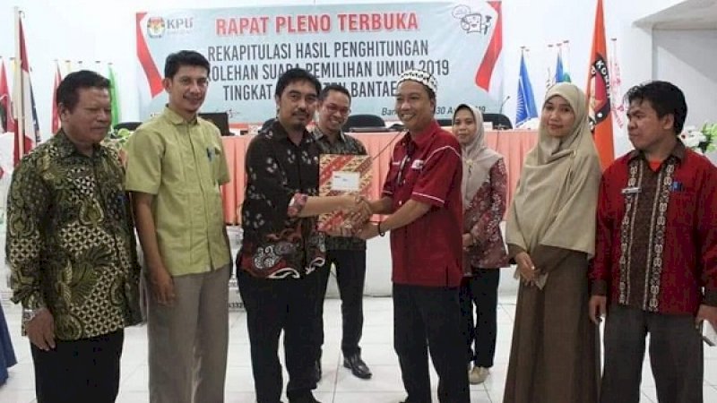 Proses penyerahan Rekapitulasi Hasil Perolehan Suara Pemilu 2019.