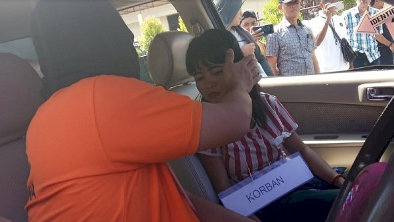 Wahyu Jayadi memperagakan cara menampar Zulaiha yang diperagakan seorang wanita dalam rekonstruksi kemarin.
