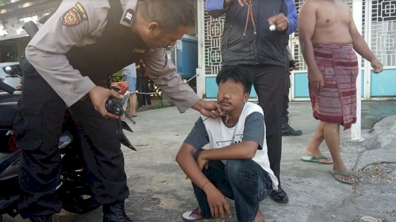 Petugas Patmor menginterogasi seorang remaja yang terciduk saat hendak tawuran.