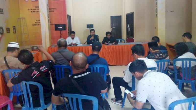 Suasana konferensi pers  di KPU Pinrang.