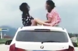 Video Viral, 2 Gadis Main Gunting-Batu-Kertas di Atas BMW yang Melaju