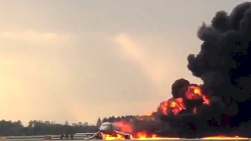 Pesawat Sukhoi Rusia berpenumpang 71 orang, terbakar.