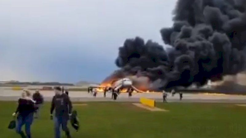 Pesawat Sukhoi terbakar, beberapa penumpang lari menyelamatkan diri.