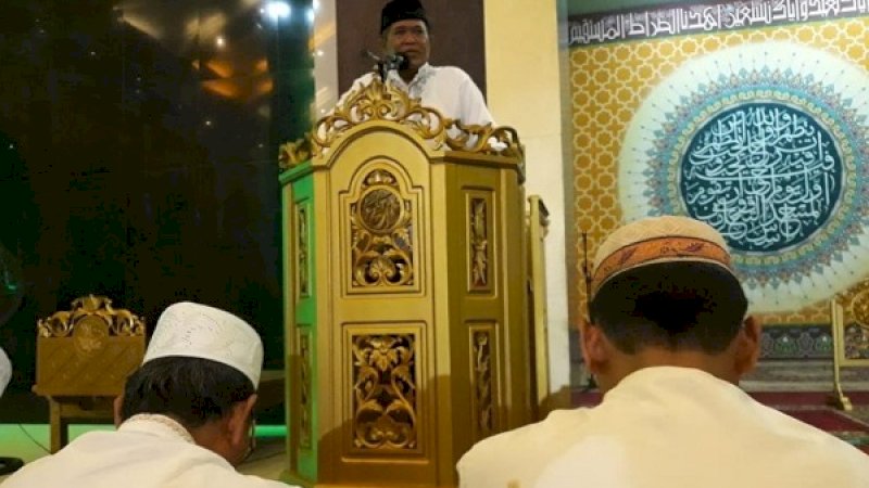 Bupati Bulukumba, AM Sukri Sappewali, memberikan sambutan sebelum tarawih tadi malam.