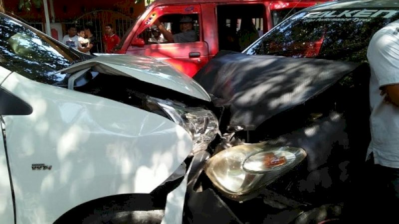 Dua Avansa tampak bertabrakan Pakkaterang, Kelurahan Balang To, Kecamatan Binamu Poros Jeneponto-Bantaeng, Sulawesi Selatan, Senin (6/5/2019).