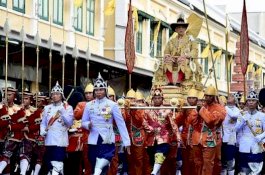 Raja Thailand Diarak Dengan Tandu Emas Sejauh 7 Km di Bangkok