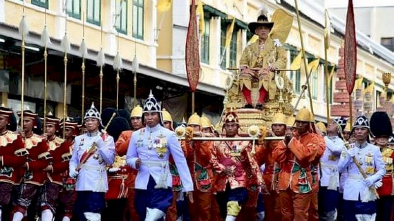 Raja Maha Vajiralongkorn diarak keliling kota Bangkok