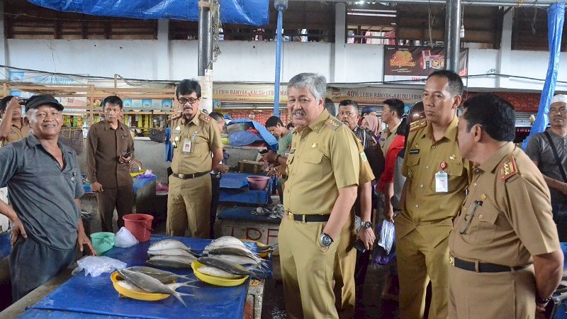 Hari Pertama Puasa, Bupati Pinrang Pantau Harga Sembako
