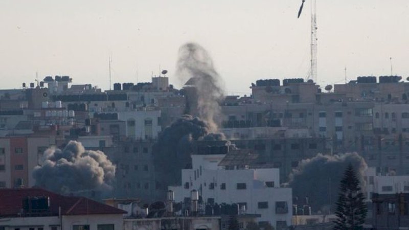 Sebuah roket Israel jatuh di atas sebuah bangunan perumahan di Kota Gaza pada 5 Mei 2019. (AP)