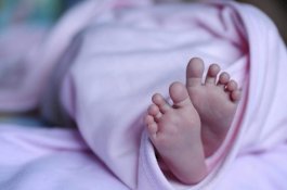 Diambil dengan 1 Tangan, Bayi Dijatuhkan Staf Medis hingga Alami Perdarahan Otak