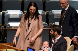 Dilamar Pemandu Memancing, PM Selandia Baru Urus Negara, Tunangan Urus Anak