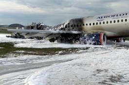Begini Detik-detik Pesawat Terkena Petir hingga Terbakar di Bandara Moskow