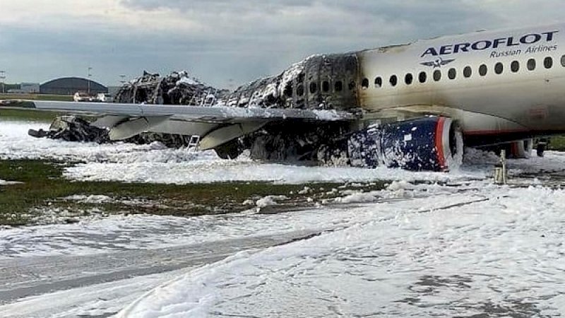 Pesawat Aeroflot yang terbakar usai pendaratan darurat.