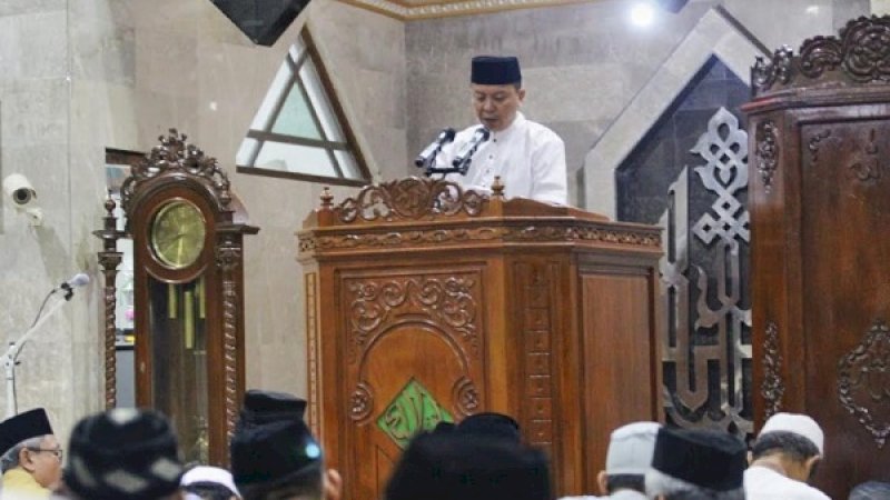 Bupati Kepulauan Selayar, HM Basli Ali, saat memberikan sambutan di hadapan jemaah Masjid Agung Al-Umaraini Benteng, Senin (6/4/2019) malam. 