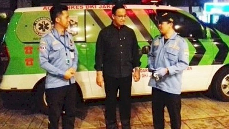 Anies Baswedan bersama dua petugas ambulans. (Dok: Instagram Dinkes DKI Jakarta)