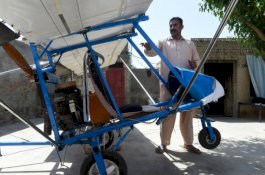 Penjual Popcorn Ini Buat Pesawat Terbang Sendiri