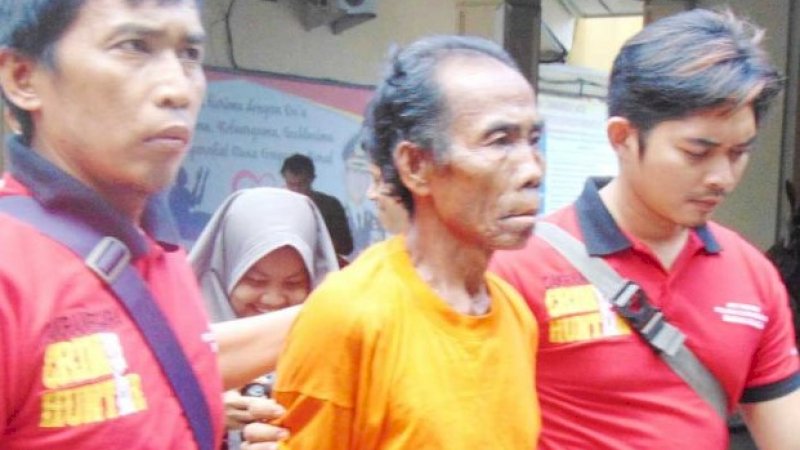 Durahman (tengah), saat ditangkap kepolisian  setelah terbukti menghabisi nyawa selingkuhan istrinya.