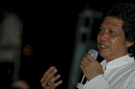 Pandangan Cak Nun soal Istilah 'Hormati Orang Berpuasa'