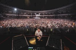 Keren, Ed Sheeran Pakai Jersey Timnas saat Konser di Indonesia