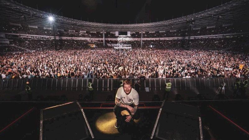 Ed Sheeran pakai jersey Timnas Indonesia. (Instagram/@teddysphotos)