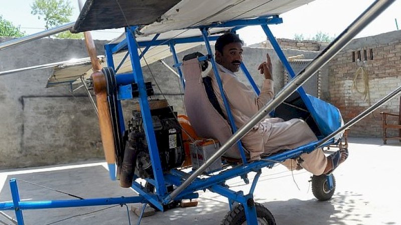 Muhammad Fayyaz menaiki pesawatnya