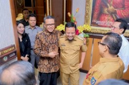 193 SK Pejabat Dibatalkan, NA Rangkul Wagub di Depan Dirjen Otoda