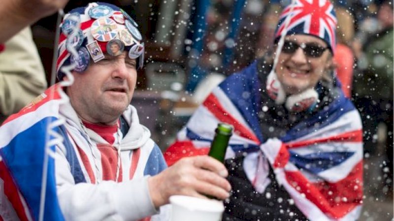 Penggemar kerajaan merayakan pengumuman kelahiran Baby Sussex di luar Windsor Castle
