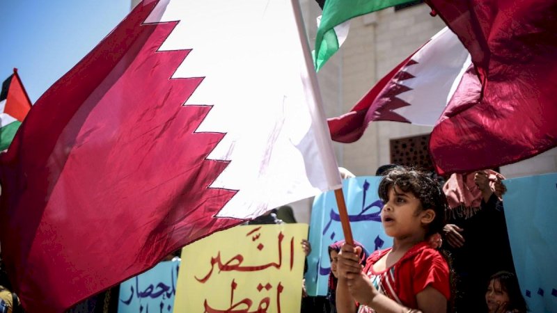Anak Palestina memegang bendera Qatar selama demonstrasi untuk mendukung Qatar, di Khan Yunis, Gaza pada 14 Juni 2017 (Anadolu Agency)
