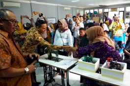 DPPPA Sulsel dan PUSPA Serahkan Bantuan Peralatan pada Kelompok Perempuan