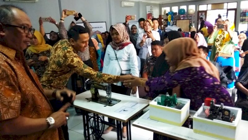 DPPPA Sulsel dan PUSPA Serahkan Bantuan Peralatan pada Kelompok Perempuan