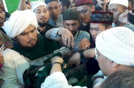 Opick Bawa Rambut Nabi Muhammad ke Indonesia