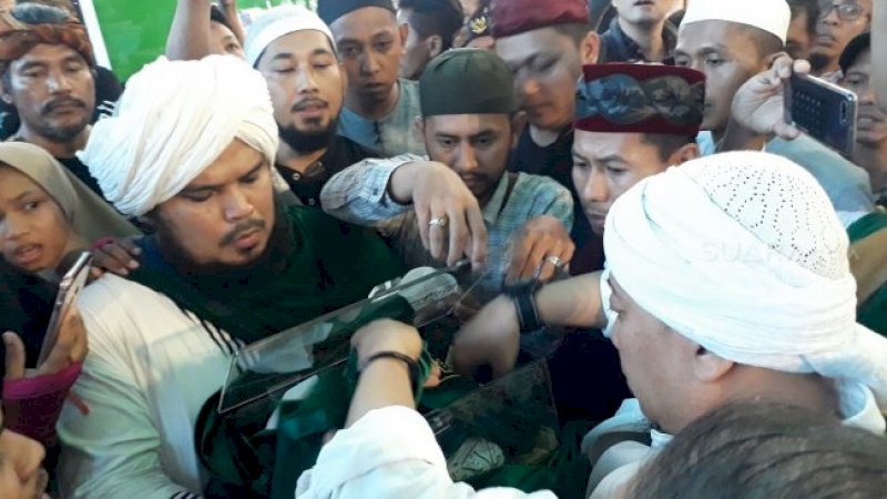 Opick dan Ustaz Derry Sulaiman membawa selehai rambut Nabi Muhammad SAW. [Ismail/Suara.com]