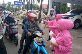 Satlantas Polres Takalar Bagi-bagi Takjil di Jalan