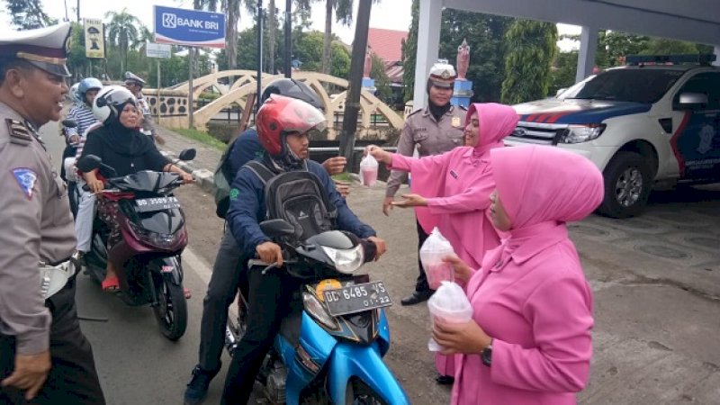 Satlantas Polres Takalar Bagi-bagi Takjil di Jalan