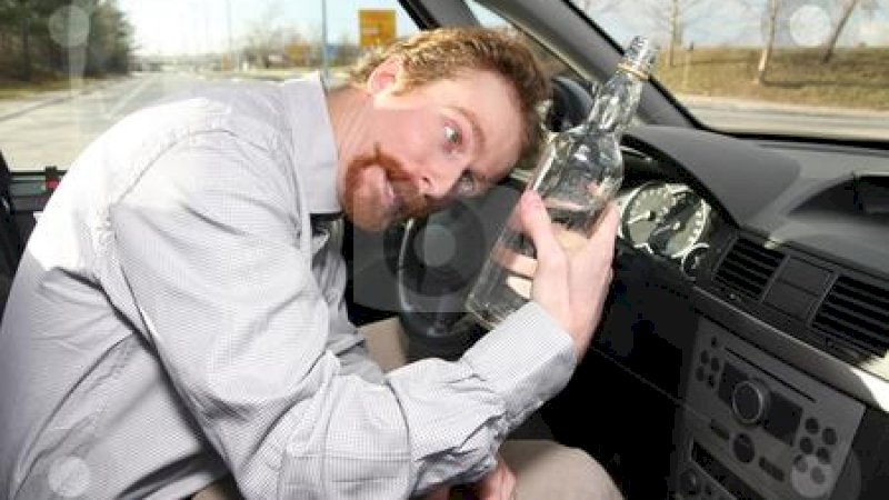 Ilustrasi pria mabuk saat berkendara. (Pinterest)