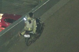 Pakai Mukena, Dua Sejoli Ini Tertangkap CCTV Peluk-pelukan di Flyover Makassar