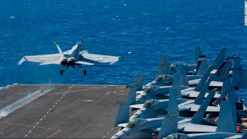 F / A-18E Super Hornet dari VFA 25 diluncurkan dari dek penerbangan kapal induk USS Abraham Lincoln (CNN)