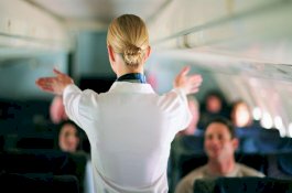 Tak Mau Tonton Video Instruksi Keamanan, Wanita Ini Diturunkan Dari Pesawat