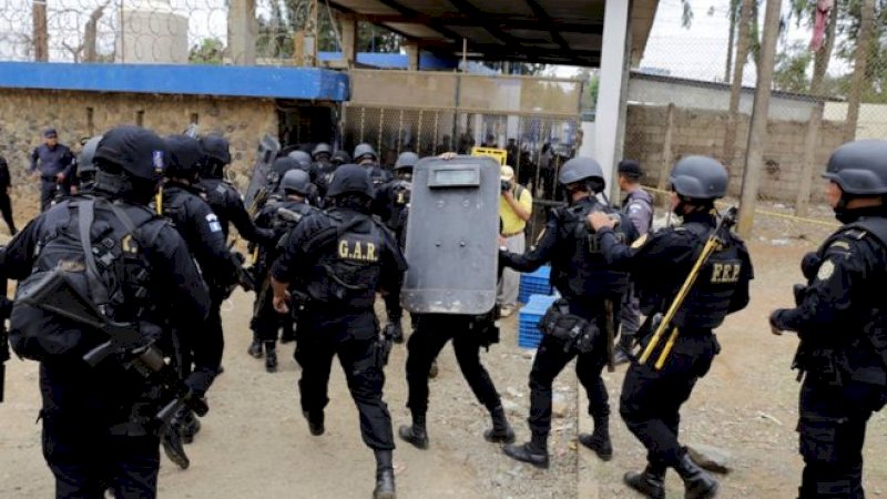 Sekitar 1.500 petugas polisi dan tentara dikerahkan ke penjara Pavon (Reuter)