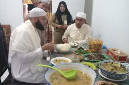 Bupati Luwu Timur Ajak Imam Asal Palestina Makan Kapurung