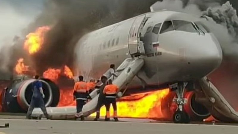 Maxm Kuznetsov naik ke pesawat untuk menyelamatkan pilot