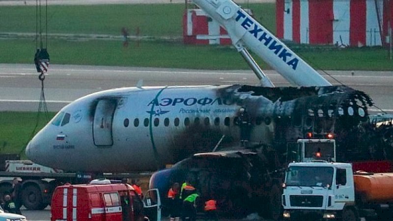 Pesawat Aeroflot yang terbakar di bandara Moskow, Rusia.