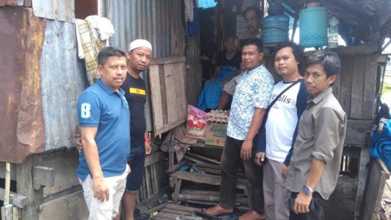 Kelompok wartawan yang tergabung dalam Aliansi Jurnalis Barru (AJB), menyerahkan bantuan kepada Daeng Nassa, penghuni rumah reyot di Kelurahan Tuwung, Kecamatan Barru.