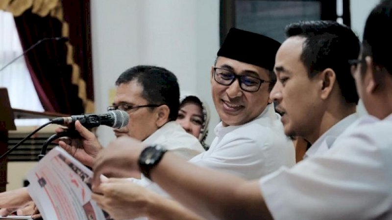  Sekretaris Daerah Kabupaten Gowa, Muchlis (pakai kopiah), saat memimpin rapat sosialisasi penggunaan dana kelurahan di Baruga Karaeng Galesong, kantor Bupati Gowa, Rabu, (8/5/2019).