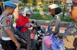 Satlantas Polres Jeneponto Operasi Keselamatan Sambil Bagi Takjil